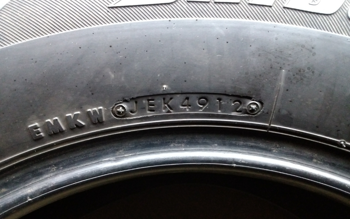 ブリヂストン　ブリザック　レボ2　スタッドレスタイヤ　215／65Ｒ15　6ミリ山位　4本セット　中古！