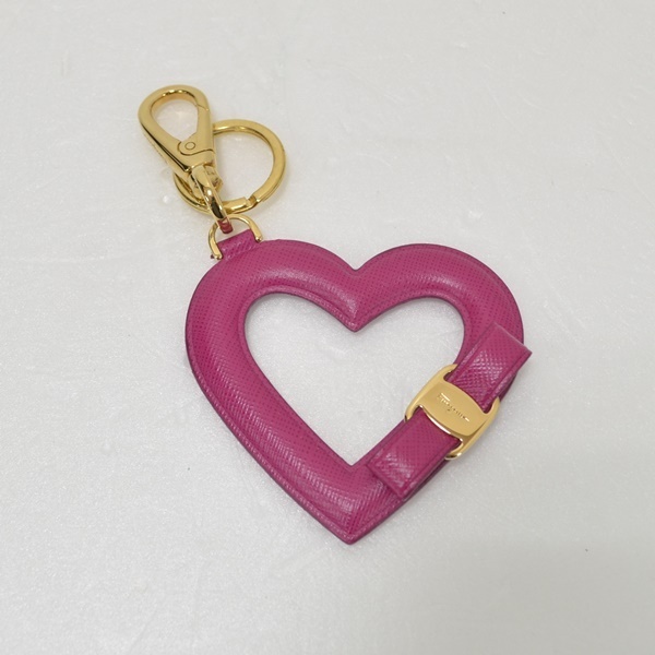 品質保証，正規保証 サルバドール フェラガモ キーリングチャーム ピンク系(服飾小物)｜売買されたオークション情報、yahooの商品情報をアーカイブ公開 - オークファン 服飾小物