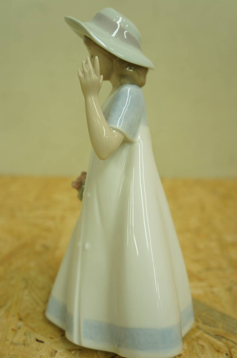 リヤドロ(LLADRO)NAO(ナオ)/1666「思い出の散歩道」少女