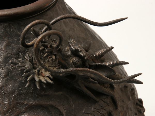 高岡銅器の金工師、米田秀保による「蝋型鋳銅 立龍提手 香炉 高岡銅器