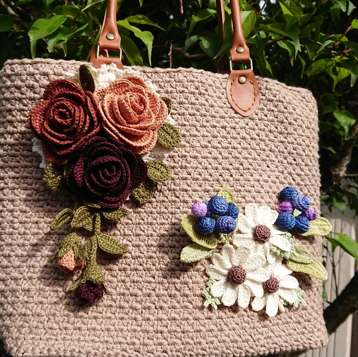 編み屋*しゅしゅ♪春のラテコーデ☆薔薇コサージュ☆母の日☆手編み☆ハンドメイド☆レース編み・レース糸