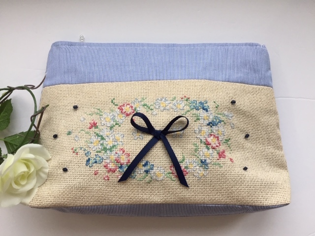 お花のリース ブルー ポーチ 化粧ポーチ クロスステッチ ハンドメイド 完成品 売買されたオークション情報 Yahooの商品情報をアーカイブ公開 オークファン Aucfan Com