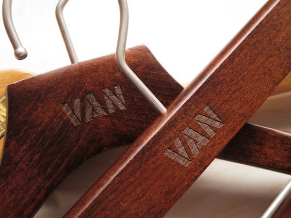 限定セール，新品 VAN JAC VAN メタルプレート & ロゴ刻印 木製ハンガー 3本セット SHOP 店舗備品 / アイビー ヴァンヂャケット J.PRESS(その他)｜売買されたオークション情報、yahooの商品情報をアーカイブ公開 - その他