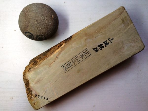 7243 天然砥石 正本山 山城銘砥 中世中山 206x77x37mm 1，247g 大工道具 剃刀 刀剣 包丁 鉋 鑿 鋸 庖丁 ナイフ 小刀 彫刻刀 鎌 鉈