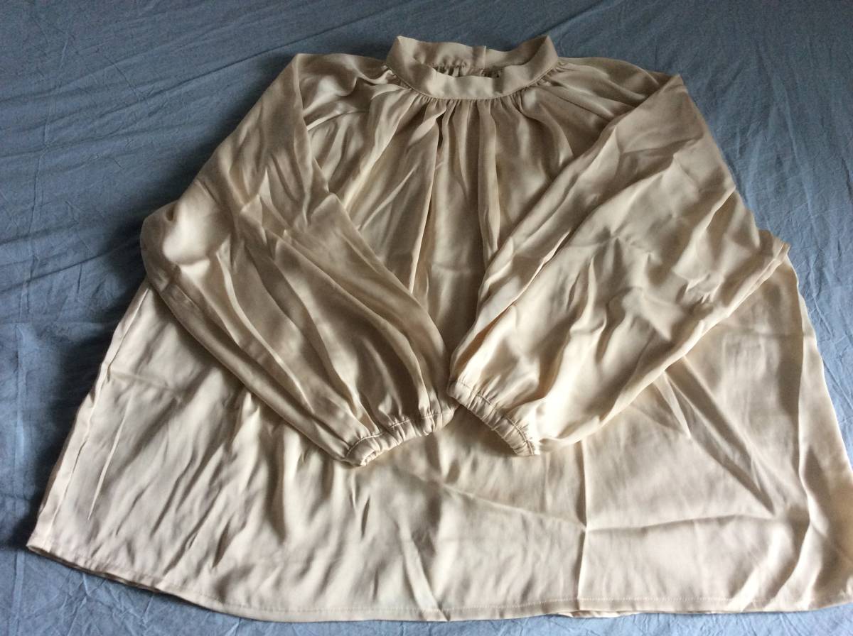 クロス＆クロス☆サテンモックネックブラウス　アイボリー