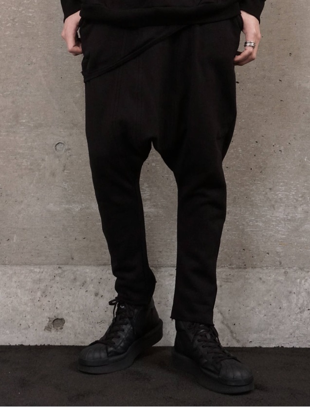 JULIUS（ユリウス）の「シームドクロッチパンツ ブラック Crotch Pants