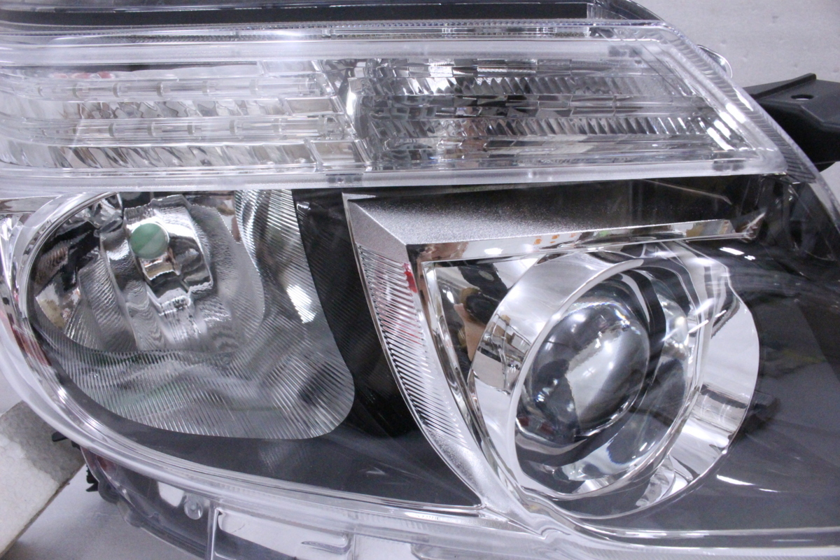 9X-1551-B☆前期 LED☆ZRR80W ノア 右ヘッドライト 28-227 打刻 G