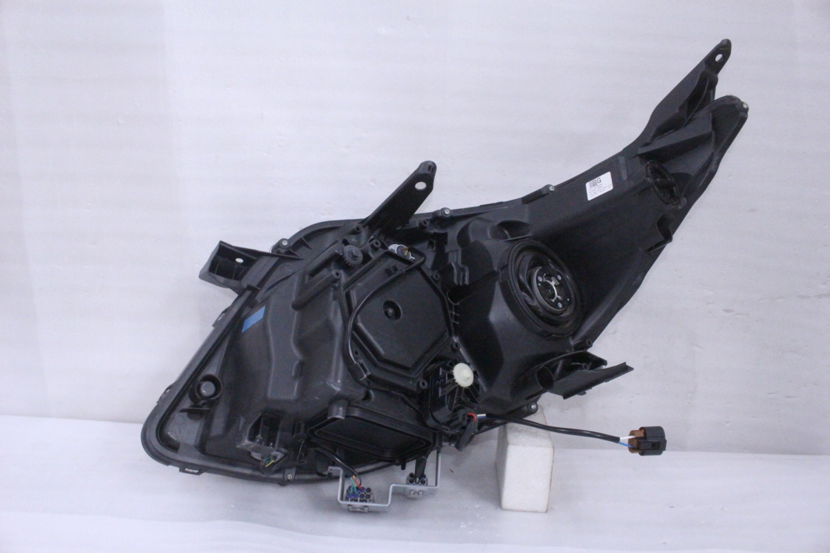 美品　トヨタ　80系　ノア　エスクァイア　前期　純正　LEDヘッドライト　右 9X-1551-B☆前期 LED☆ZRR80W ノア 右ヘッドライト 28-227 打刻 G