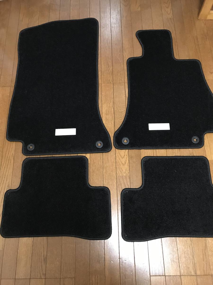 W205 現行Ｃクラスフロアマットベーシック　右ハンドル　セダン、ワゴン用　純正アクセサリー新品、4点_1