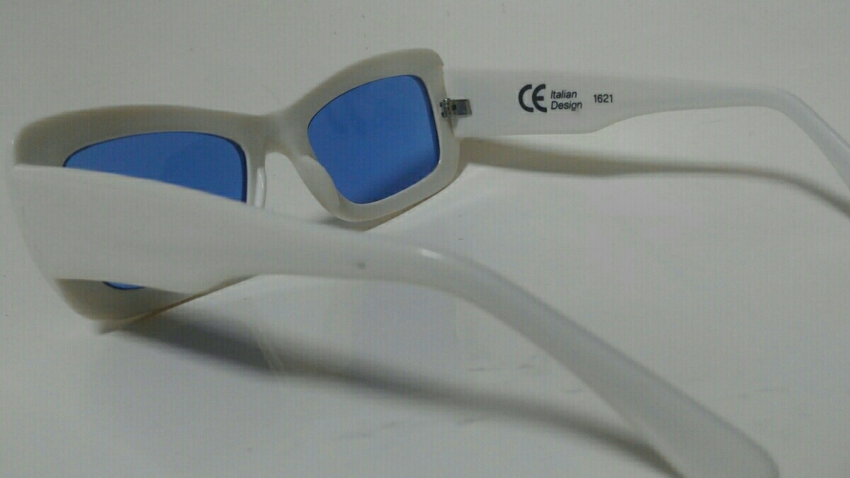 デッドストックサングラス Tv 型 四角デザイン カニ目 フレーム太 セル プラスチックフレーム 売買されたオークション情報 Yahooの商品情報をアーカイブ公開 オークファン Aucfan Com