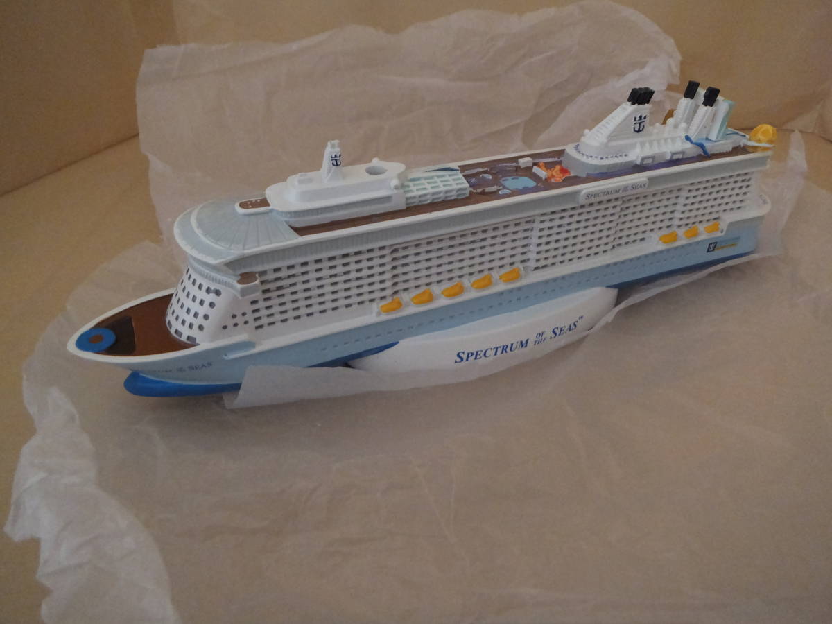Spectrum of the Seas（スペクトラム・オブ・ザ・シーズ）official licensed ship model　限定品　超豪華客船　約３０センチの大迫力！