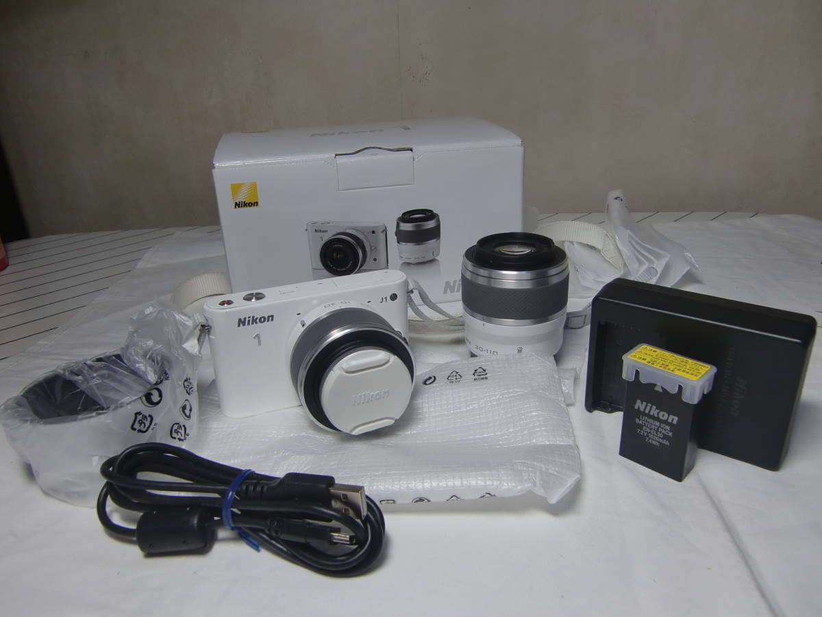 Nikon 1 J1 ダブルズームキット 白【収納バッグ・ケース・クリーナー付