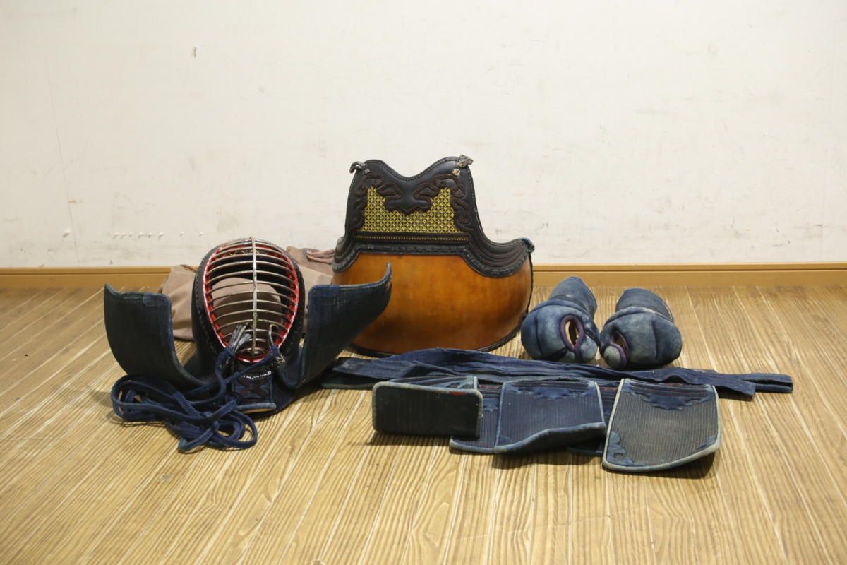 剣道 胴 面 小手 防具 道着 防具袋 防具セット 一式 メルカリ 袴 （甲手）垂れ - 垂れ | 剣道の防具キャリーの選び方｜移動手段で選ぶ失敗しない比較ガイド