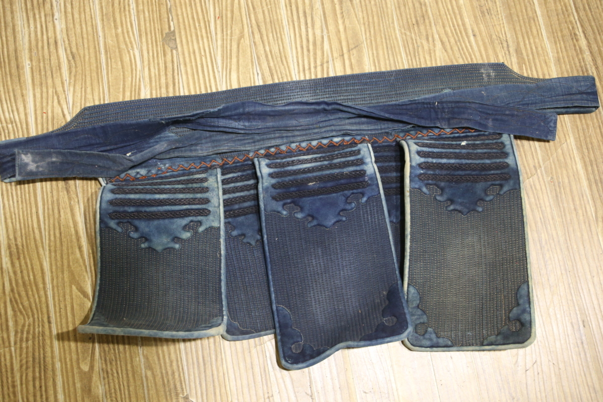 剣道 胴 面 小手 防具 道着 防具袋 防具セット 一式 メルカリ 袴 （甲手）垂れ - 垂れ | 剣道の防具キャリーの選び方｜移動手段で選ぶ失敗しない比較ガイド