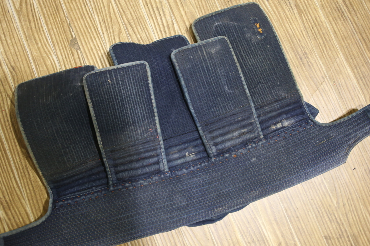 剣道 胴 面 小手 防具 道着 防具袋 防具セット 一式 メルカリ 袴 （甲手）垂れ - 垂れ | 剣道の防具キャリーの選び方｜移動手段で選ぶ失敗しない比較ガイド