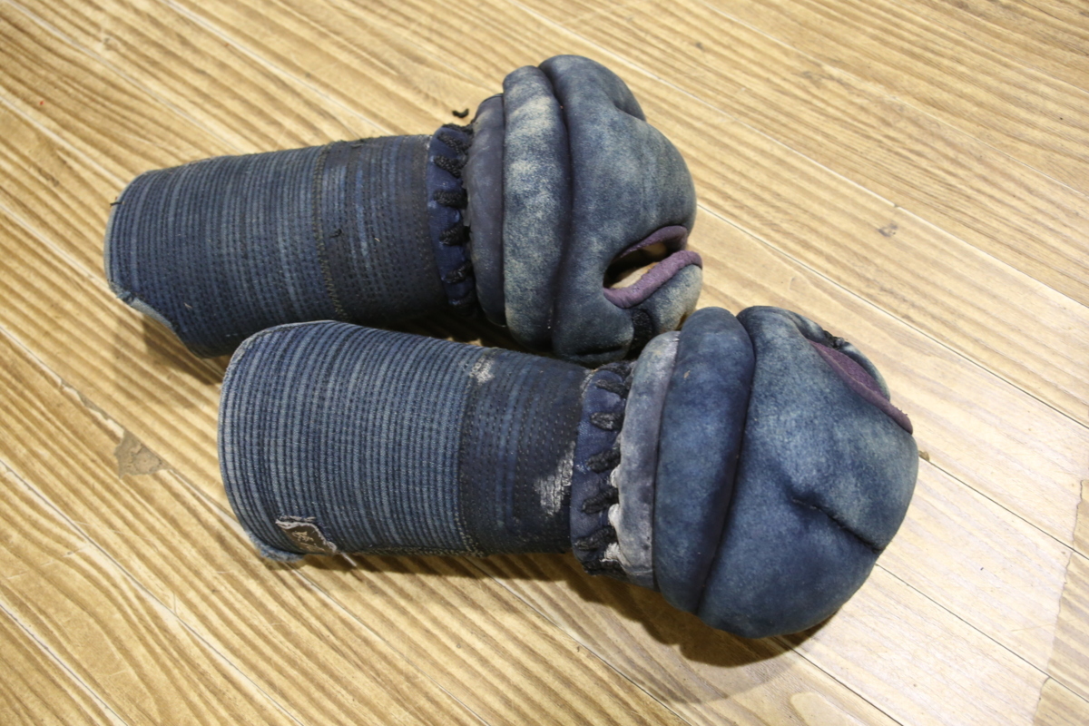 剣道 胴 面 小手 防具 道着 防具袋 防具セット 一式 メルカリ 袴 （甲手）垂れ - 垂れ | 剣道の防具キャリーの選び方｜移動手段で選ぶ失敗しない比較ガイド