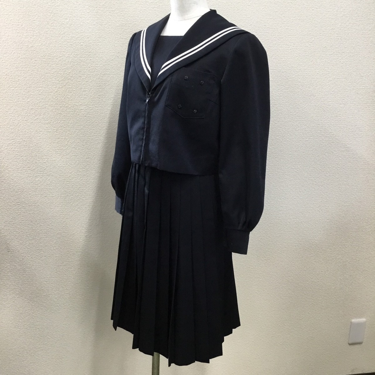 K780 (中古) セーラー服 上下セット /M/W66/丈60/KANKO/白2本ライン/黒