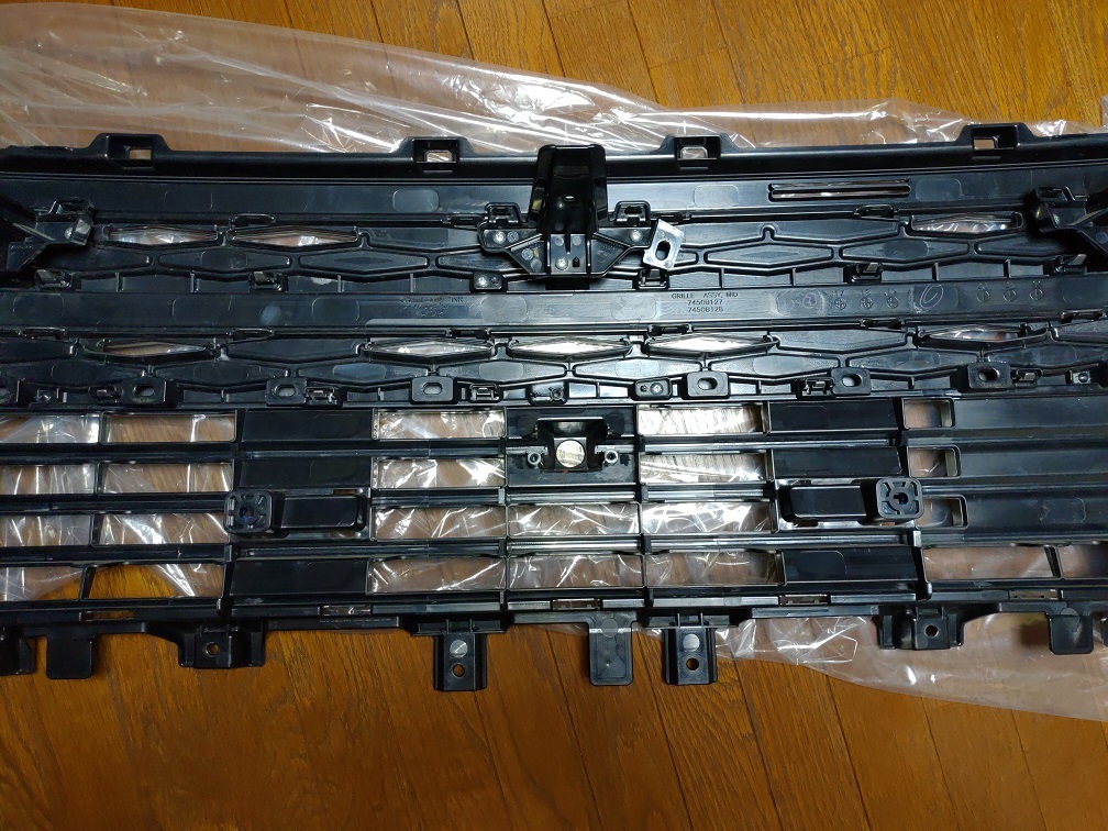 新車外し・未使用】新型デリカD:5純正フロントグリル＆ランプ