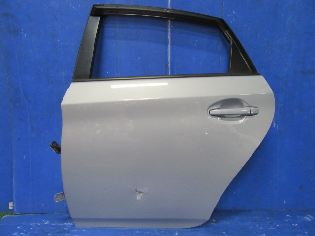 ZVW30 プリウス 左リアドア ドアガラス 助手席側後ろ 水色 8V0 歪み