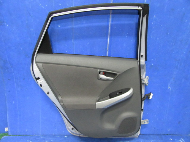 ZVW30 プリウス 左リアドア ドアガラス 助手席側後ろ 水色 8V0 歪み