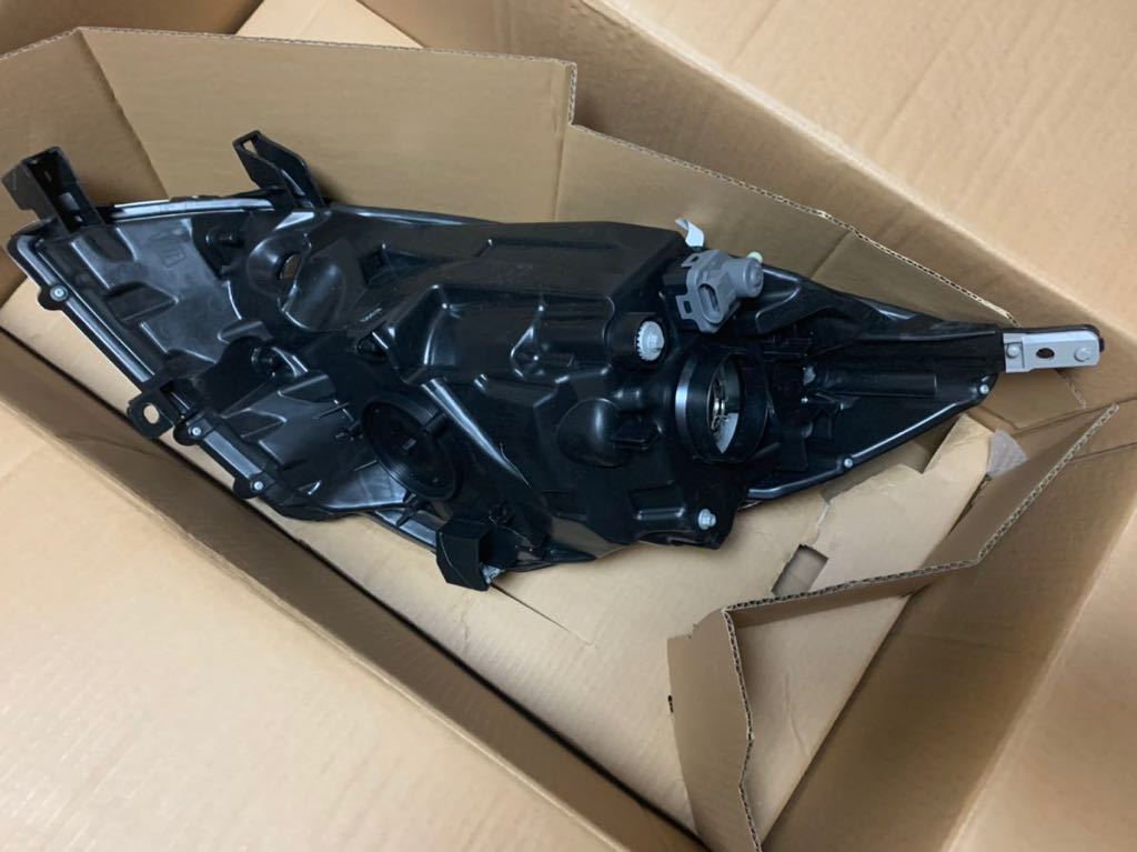 日産 ノート E11型 右純正ヘッドライト 【新品・未使用】_2