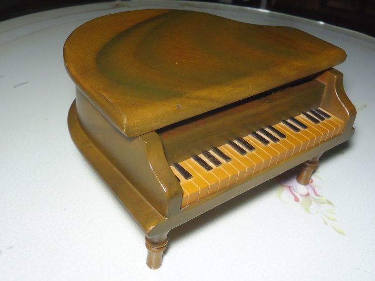 お洒落 クラシカルな木製グランドピアノのオルゴール インテリアオブジェ 置物 デスクの彩り ある愛の詩 動画あり W19 D16 H11cm オルゴール 売買されたオークション情報 Yahooの商品情報をアーカイブ公開 オークファン Aucfan Com