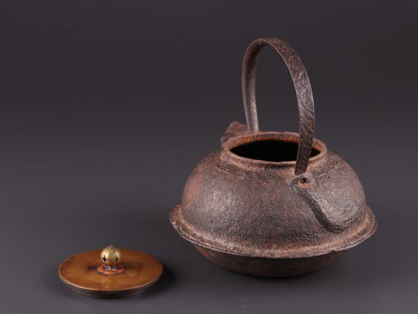 煎茶道具 古作 時代物 鉄瓶 釜師 雲色堂造 銅蓋 湯沸 煎茶道具 文福茶釜形 時代鉄瓶 釜師造 銅製蓋 古作 時代物 極上品 初