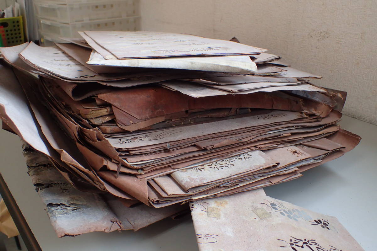 Z106サ 大量 伊勢型紙 まとめて 幾何学模様 鶴亀 河豚 蝶々古紙 切り絵 柿渋 版画 図案 着物 染型紙 和柄 民芸 はり絵 きり絵 売買されたオークション情報 Yahooの商品情報をアーカイブ公開 オークファン Aucfan Com