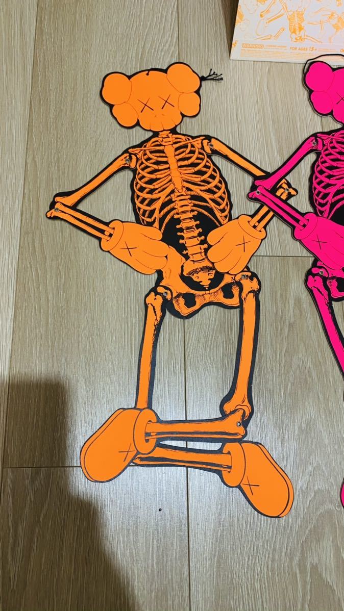 KAWS オーナメント タペストリー カウズ 人体模型 ポスター 
