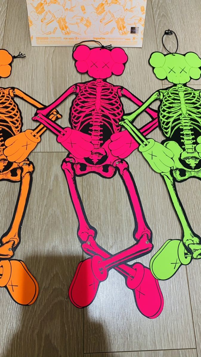KAWS オーナメント タペストリー カウズ 人体模型 ポスター 