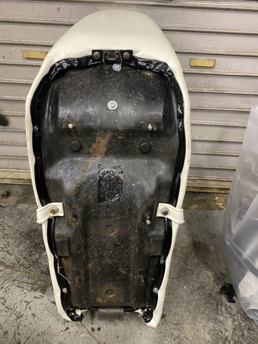 GSX400Eザリ250川口三段シート・GS400・当時物 タックロール シートベース・白レザー_2