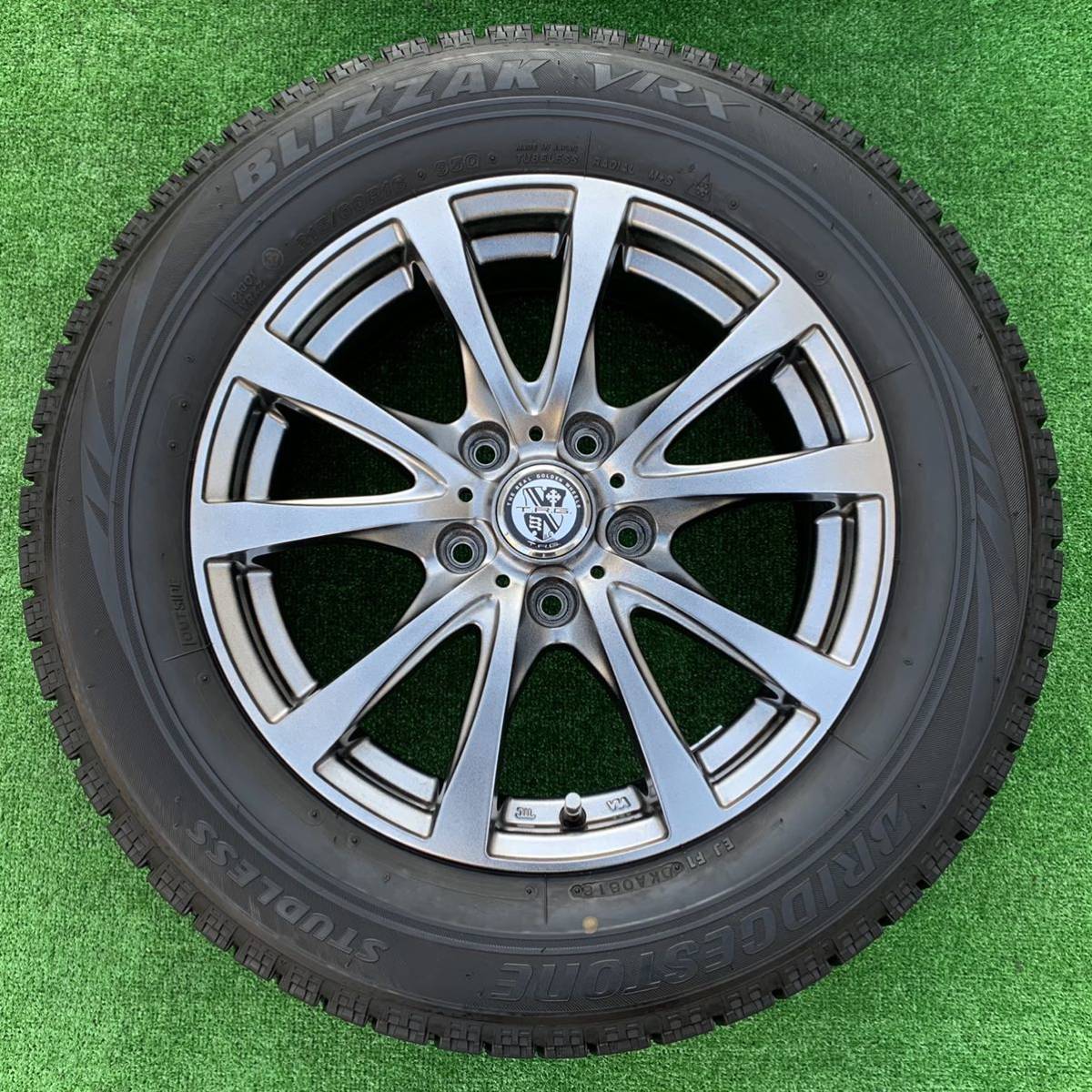 T.R.G 16インチホイール& 215/60R16 BS BLIZZAK VRX スタッドレス
