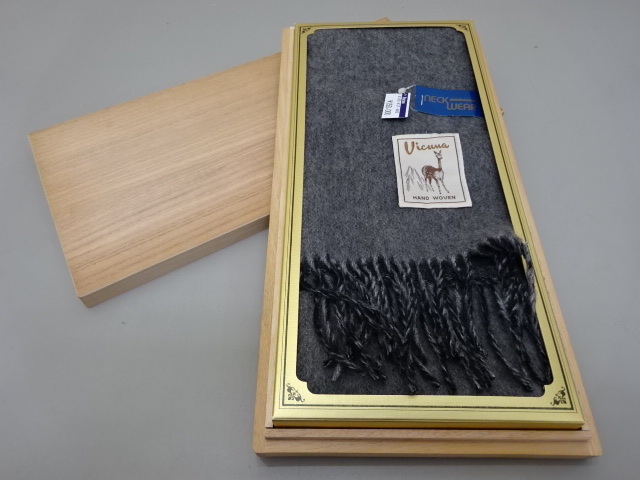 NCK114)vicuna/ビキューナ/マフラー/グレー/毛100％/木箱入/新品未使用