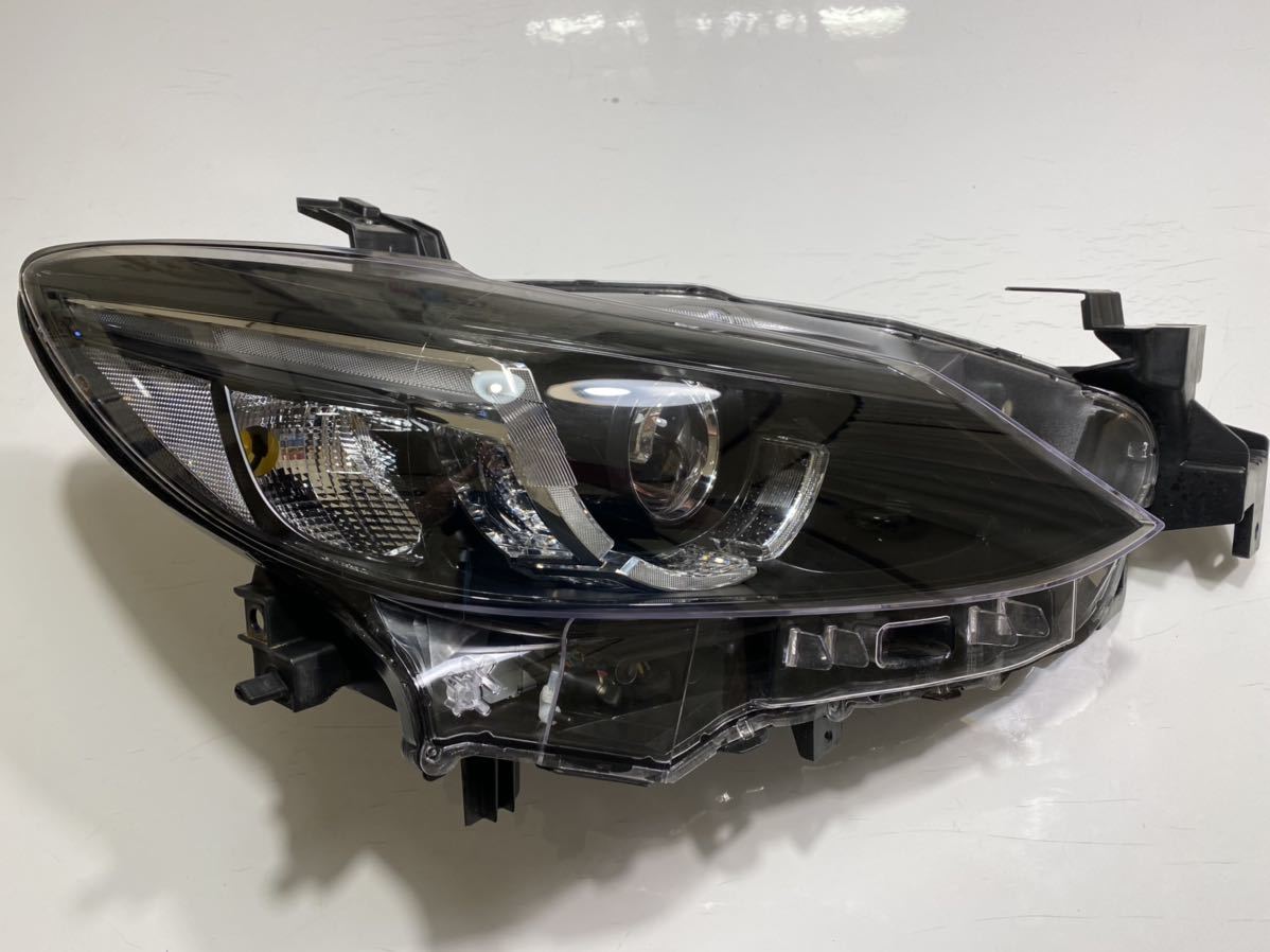 マツダ アテンザ(GJ中期)右ヘッドライトユニット中古LED (ケ) 自動車