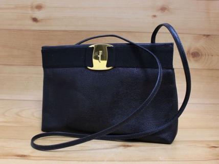 送料無料，大人気 正規品 なかなか綺麗 Salvatore Ferragamo ヴァラ ショルダー(かばん、バッグ)｜売買されたオークション情報、yahooの商品情報をアーカイブ公開 - オークファン かばん、バッグ