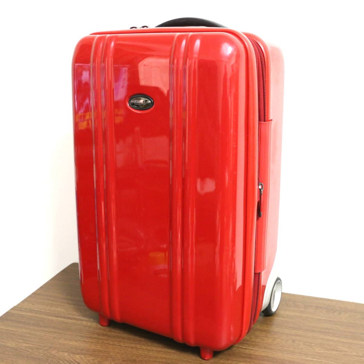廃盤 2輪 Zero Halliburton ゼロハリバートン 小型 スーツケース 1 3泊 機内持込 Tsaダイヤル レッド 赤 ポリカーボネイト キャリーケース ゼロハリバートン 売買されたオークション情報 Yahooの商品情報をアーカイブ公開 オークファン Aucfan Com