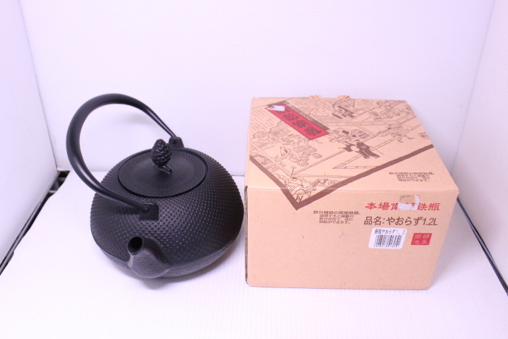 ○【未使用】池永鉄工 南部鉄器 鉄瓶 やおらず 1.2L 松ぼっくり あられ