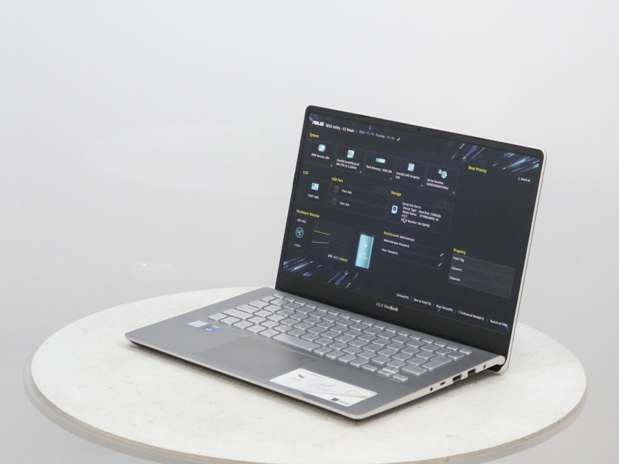 ASUS VivoBook S14 X430UA - Core i3-8130U 2.20GHz 4 GB 1000 GB HDD 他□