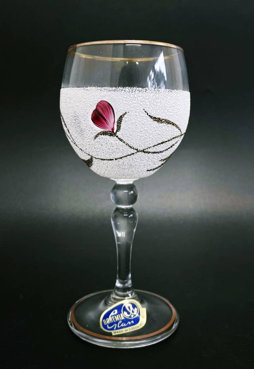 ボヘミヤグラス くすみガラス 花びら柄 ワイングラス 2客セット 花びら柄 くすみガラス 金彩リム デザインステム ワイングラス 箱あり 工芸ガラス 売買されたオークション情報 Yahooの商品情報をアーカイブ公開 オークファン Aucfan Com
