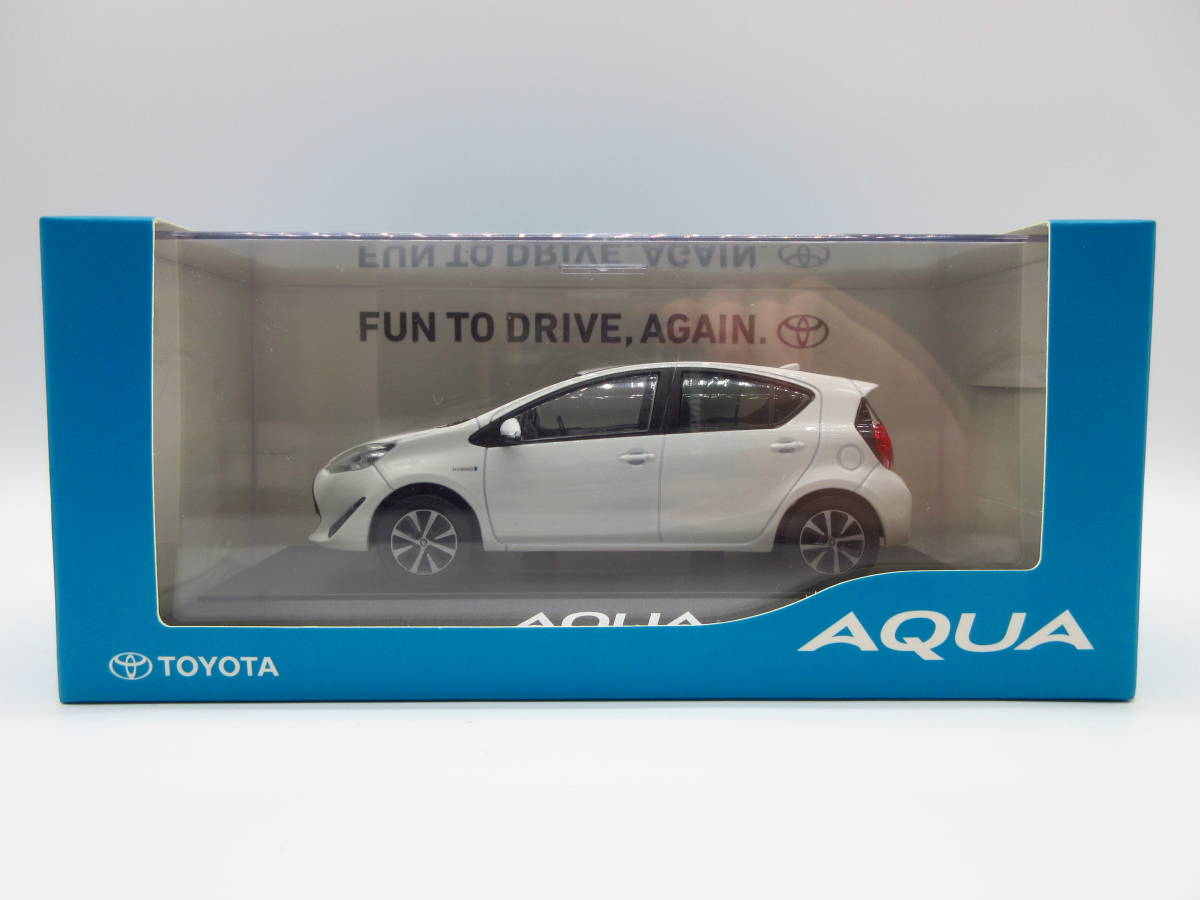 非売品 トヨタ アクア 1/30スケール ベージュ 色見本ミニカー 1/30