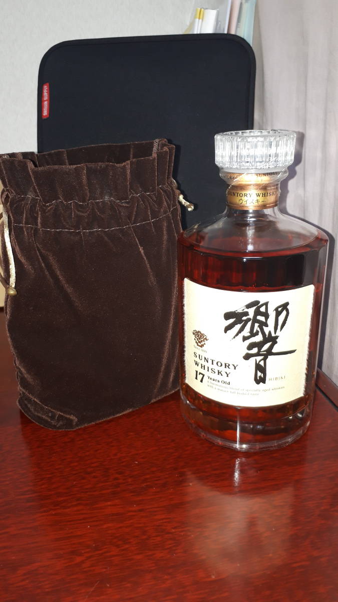 サントリー響17年裏ゴールドラベル限定ボトルビロード袋付き_2