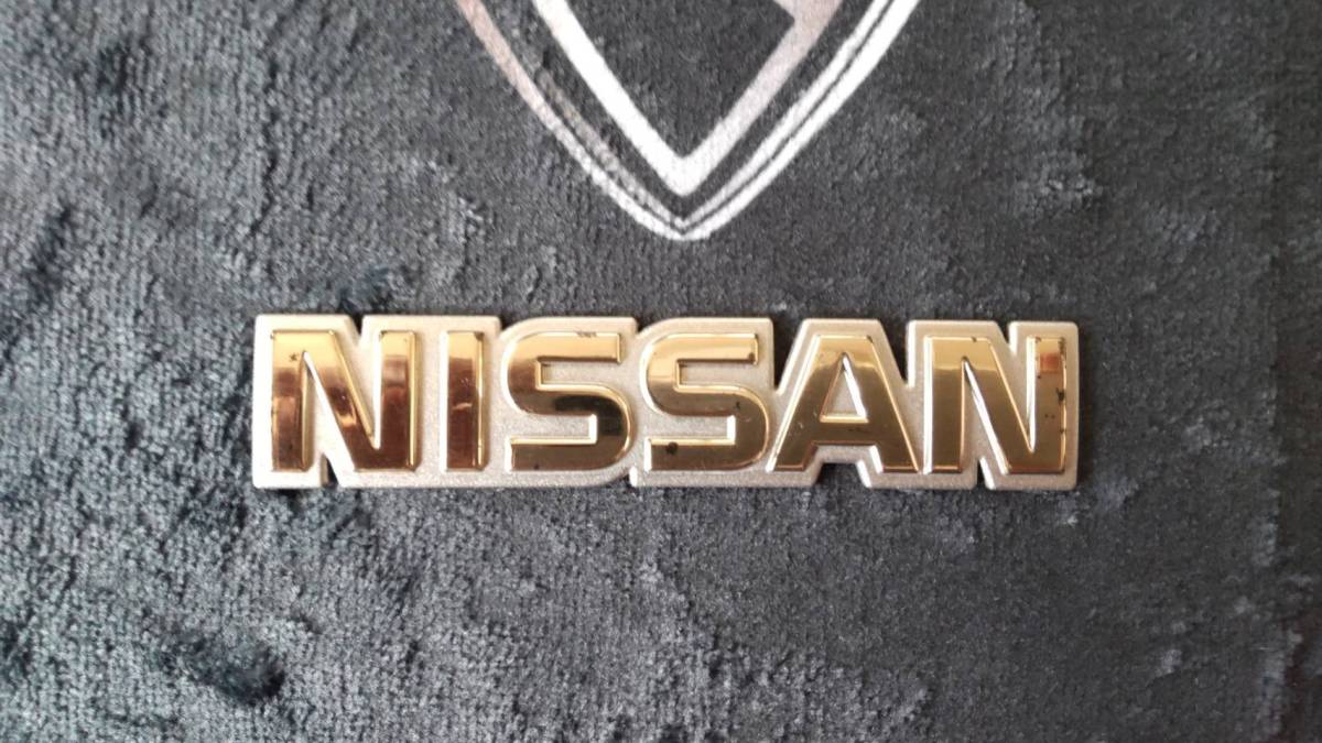 Ｆ　31　レパード　ニッサンエンブレム　希少　ホワイトパール＆ベージュ系色用ゴールドエンブレム_1