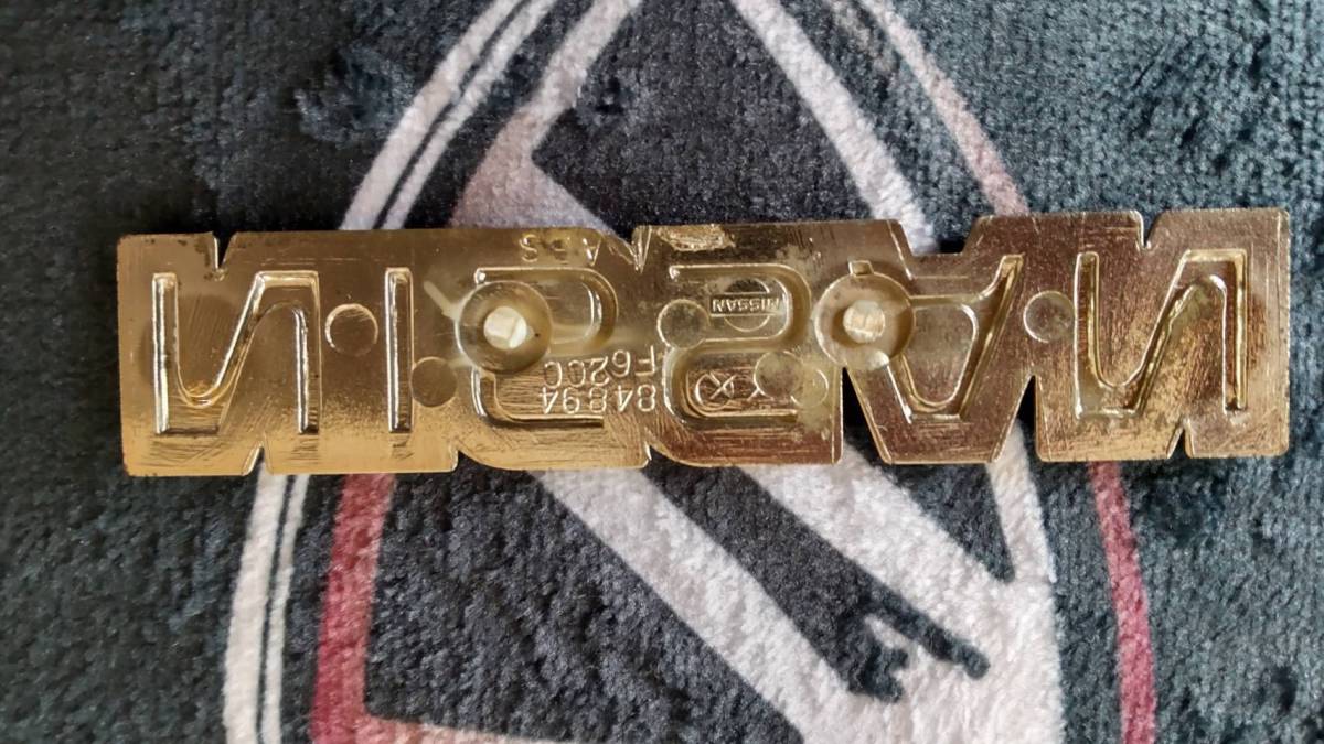 Ｆ　31　レパード　ニッサンエンブレム　希少　ホワイトパール＆ベージュ系色用ゴールドエンブレム_5
