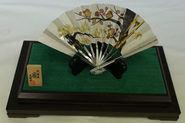 ト滝】 純銀製 光剛作 扇子 扇 刻印有 g 松竹梅図 木札 ガラスケース付