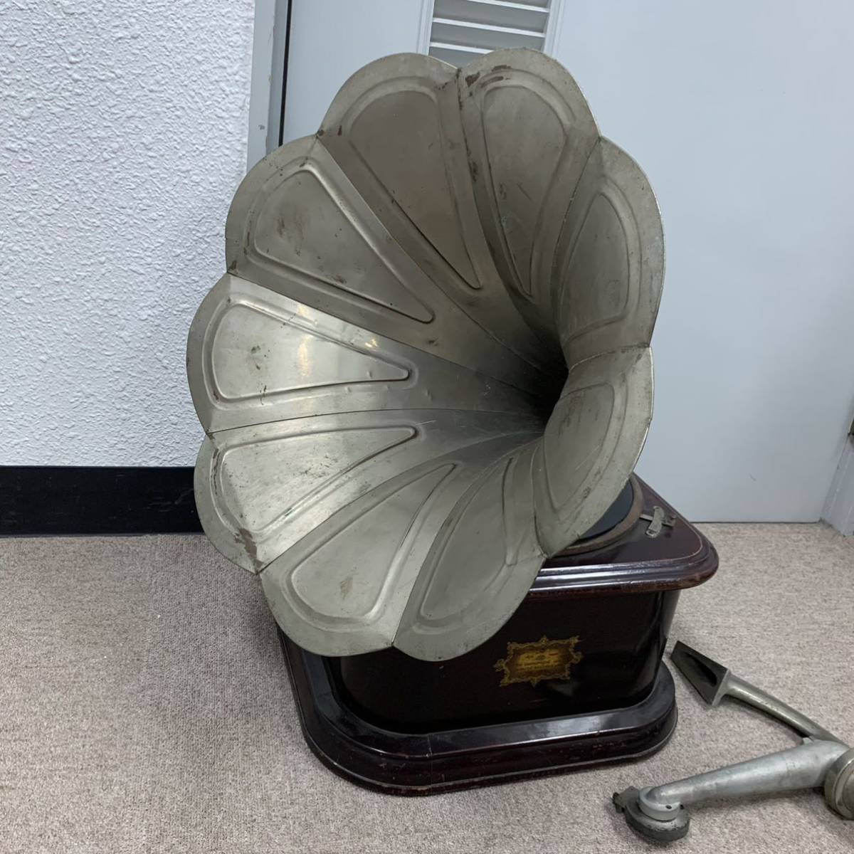 DATSUN 蓄音機　アンティーク Kaysun General Trading LLC.