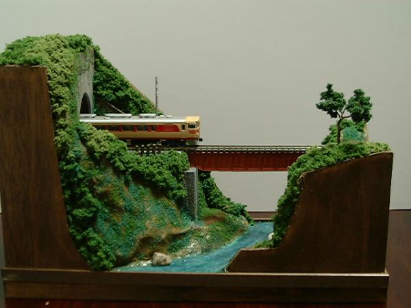 ゆめレール　日本の鉄道風景ジオラマミニ　トンネルを抜けガ－ダ－鉄橋を渡るローカル線情景