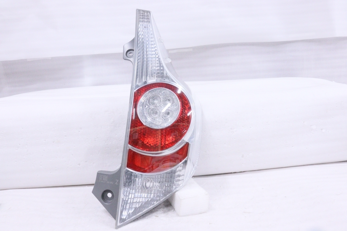 19 トヨタ NHP10 アクア 前期 右 テールランプ テールライト LED