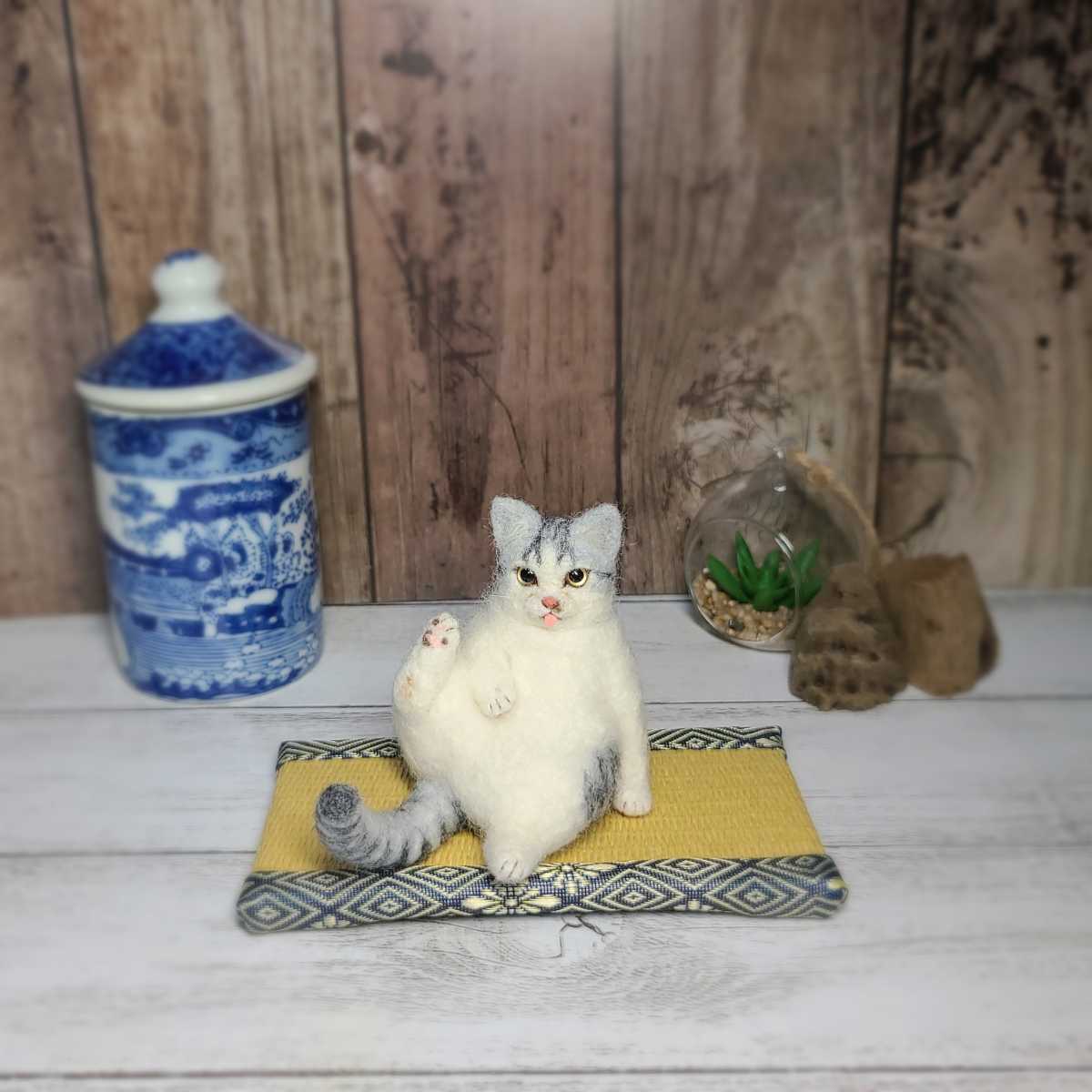 ぽちゃ猫の毛繕い＊羊毛フェルト 創作ネコ サバ白 ハンドメイド グッズ 