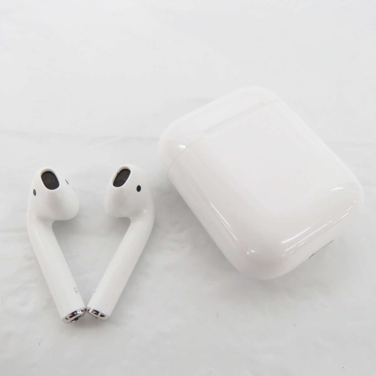 【中古品】Apple アップル ワイヤレスイヤホン エアーポッズ AirPods with Charging Case 第2世代 MV7N2J/A イヤホン+ケースのみ 10816461