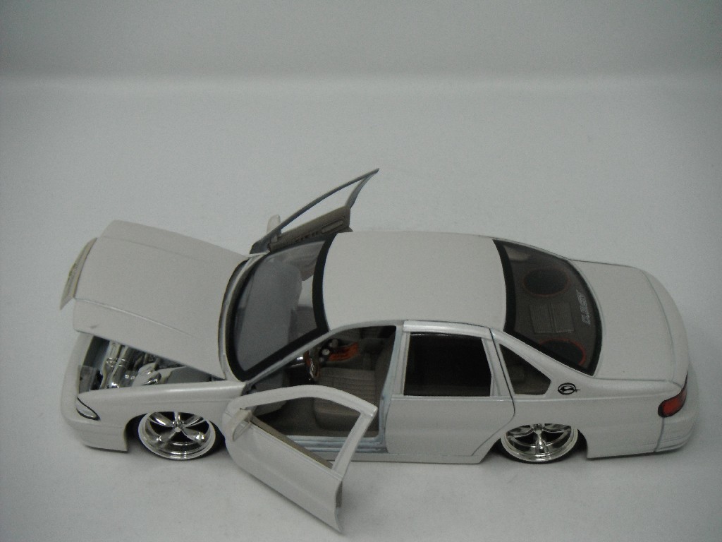 □ Jada Toys ジャダトイズ『1/24 1996 CHEVROLET IMPALA SS パール